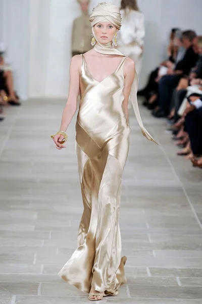 Look 16